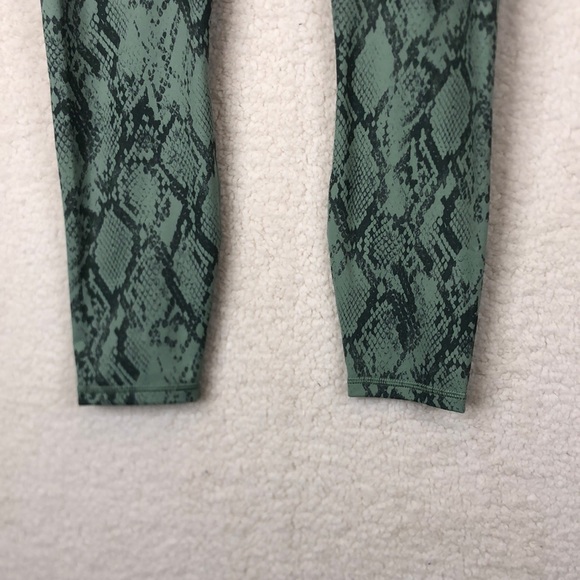 Fabletics Womens Green Snake Print Capri Leggings Stretch XXS XXSMALL - Picture 3 of 6